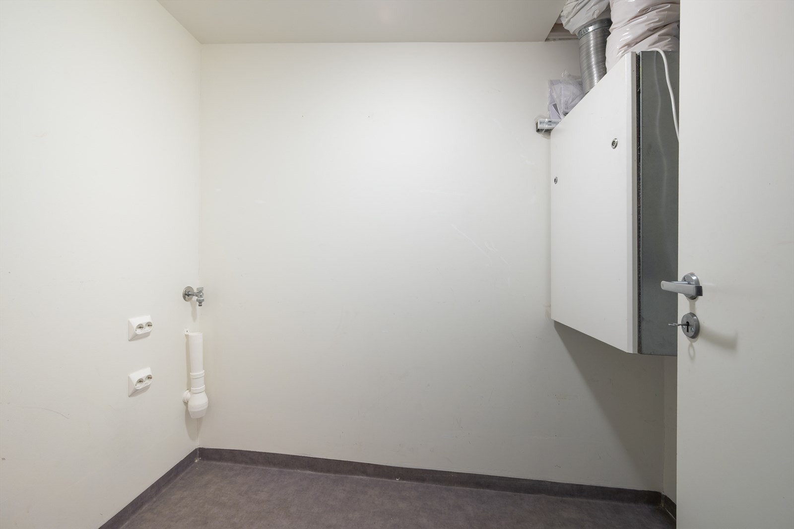 Teknisk vaskerom med balansert ventilasjonsanlegg og opplegg for vaskemaskin Galleribilde