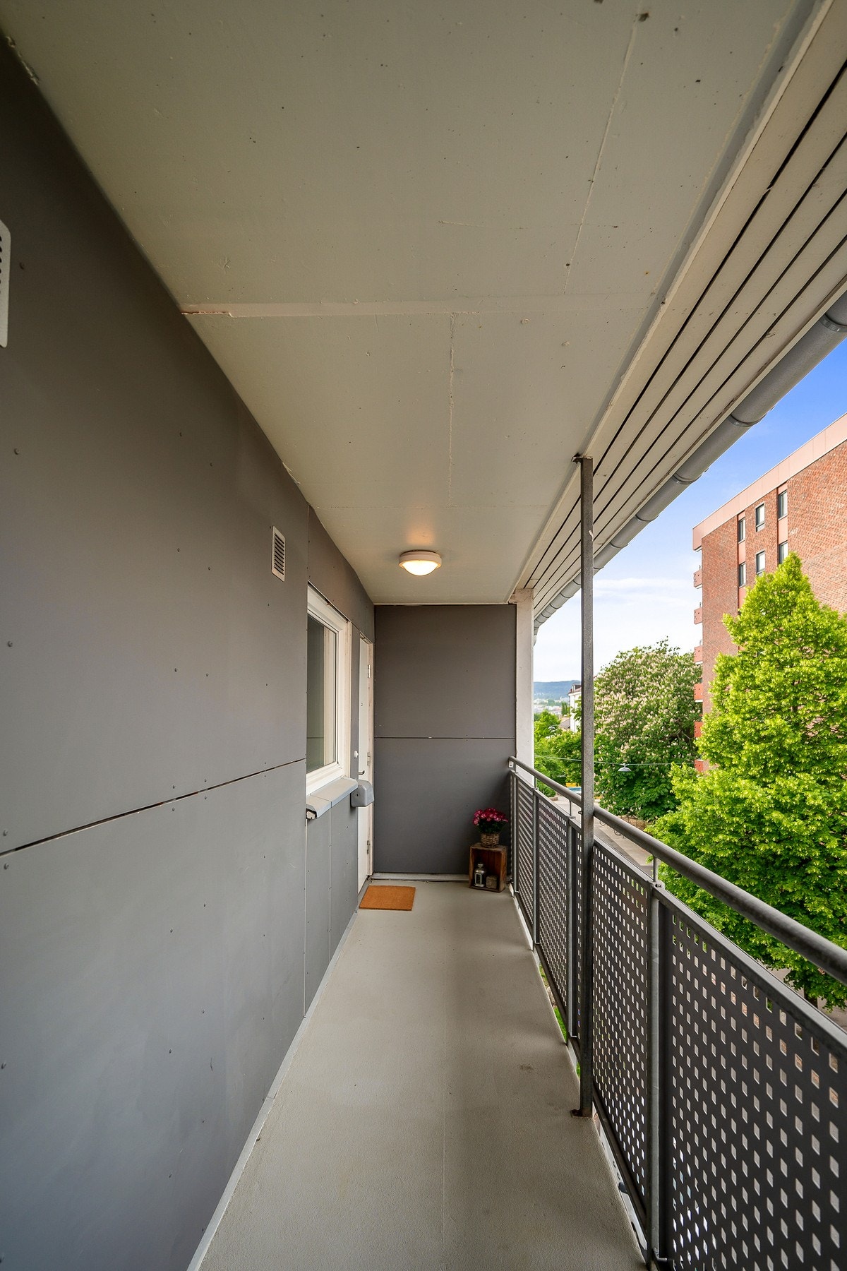 Adkomst til leiligheten via svalgang. Dette er innerste leilighet og det er derfor ingen som vil passere utenfor. Galleribilde