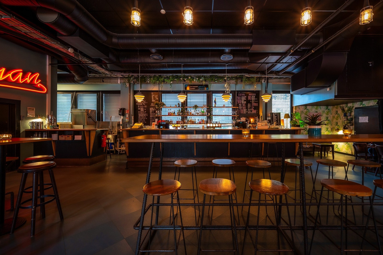 Populære Postkontoret restaurant ved Tøyen Torg. Galleribilde