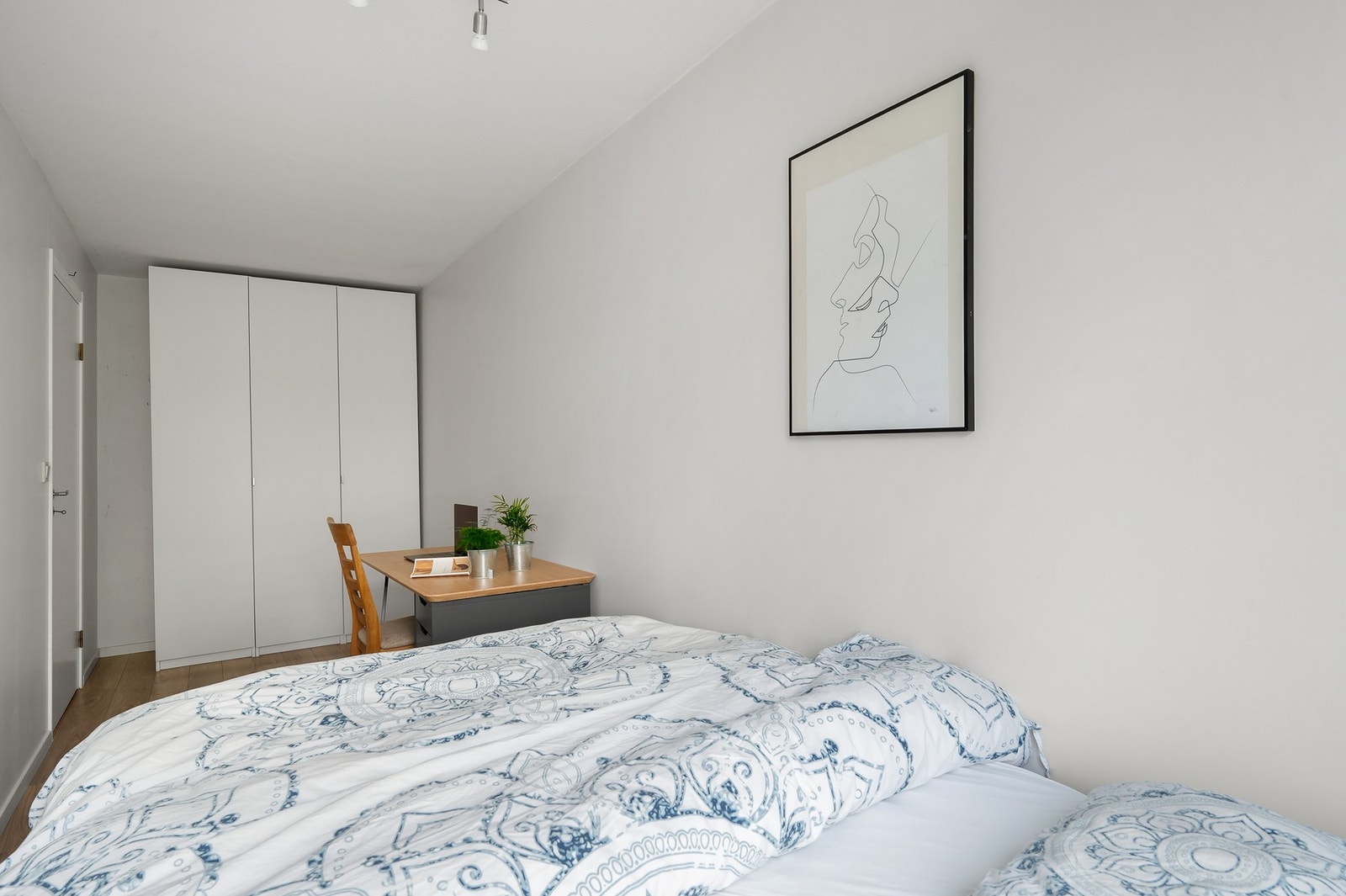 Rommet er innredet med et større garderobeskap. Galleribilde