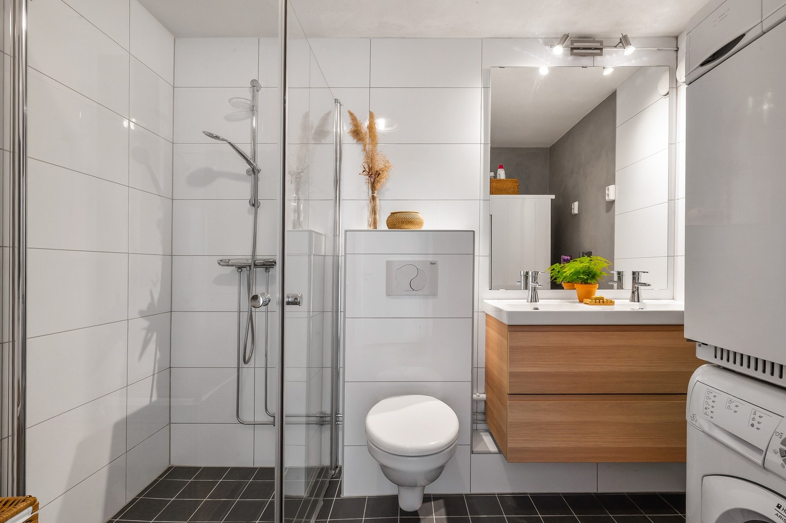 Pent flislagt baderom fra 2013 med gulvvarme. Det er opplegg for vaskemaskin og tørketrommel. Galleribilde