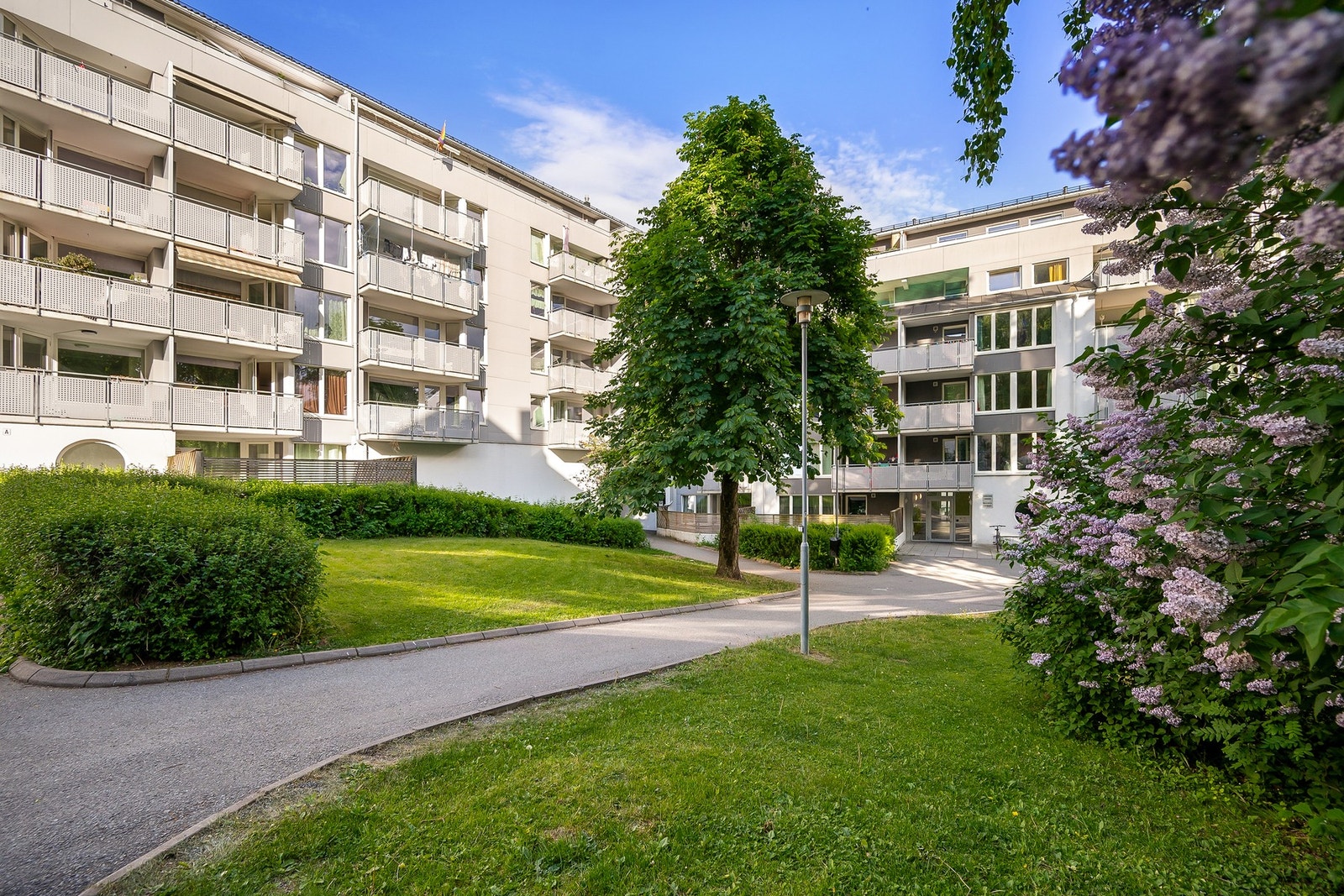 Sameiet har pent opparbeidet fellesarealer med plenarealer, syriner, frukttrær, bærbusker og diverse beplantning. Galleribilde