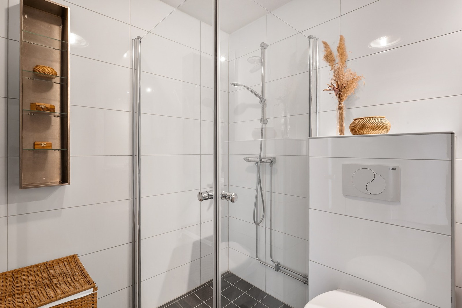 Dusjhjørne med praktisk innfellbare dører i glass. Galleribilde