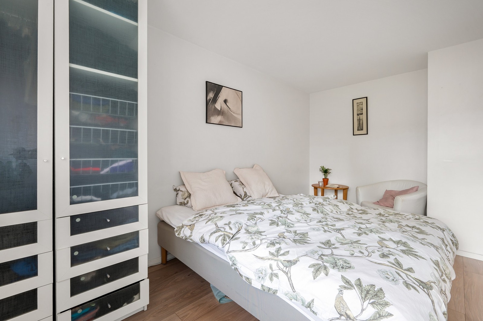 Rommet er innredet med et garderobeskap. Det er plass til eksempelvis en skyvedørsgarderobe i egen nisje på motsatt side av rommet. Galleribilde