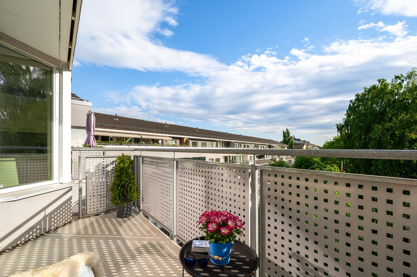 Leiligheten ligger høyt og fritt i byggets 5. etasje med heisadkomst. Leiligheten har tinglyst bruksrett til en garasjeplass i felles garasjeanlegg. Galleribilde