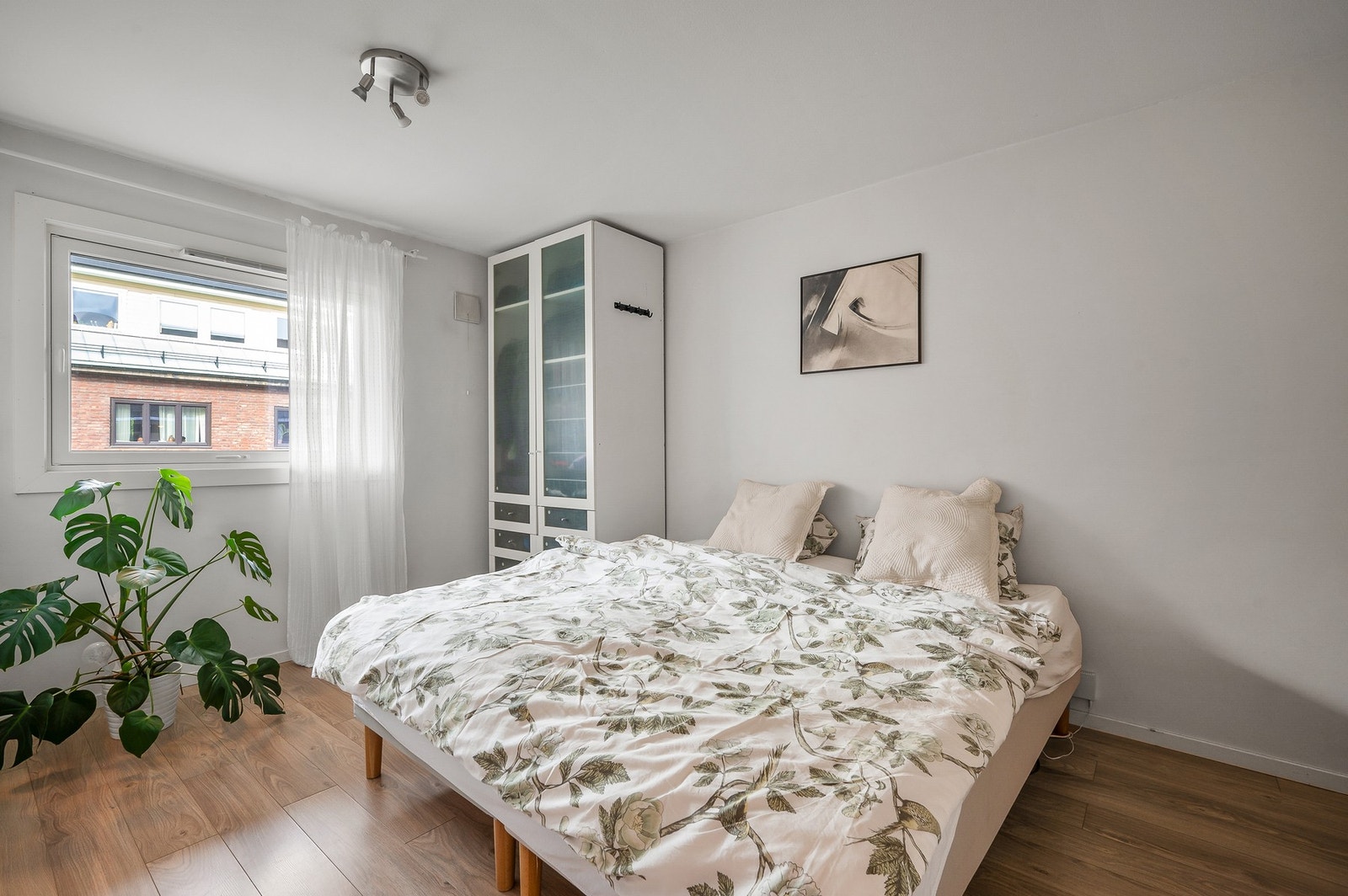 Soverom 1 er av god størrelse med plass til dobbeltseng og tilhørende møblement. Galleribilde