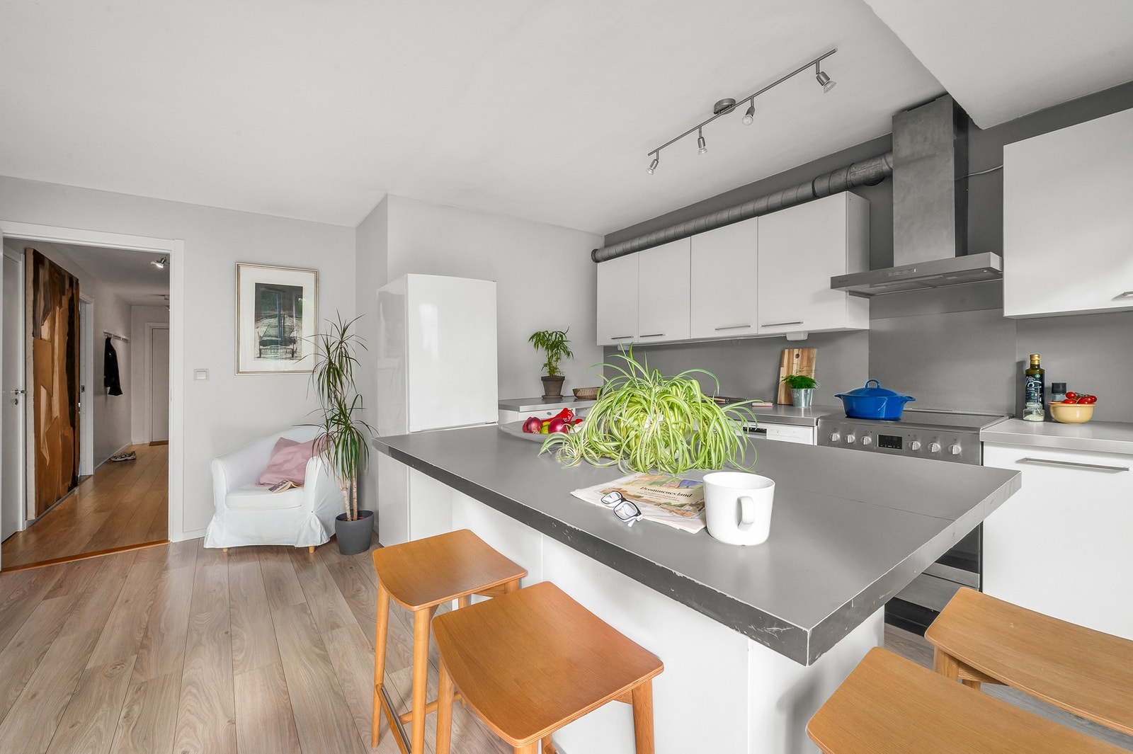 Stor og sosial kjøkkenøy med god plass for matlaging. Galleribilde