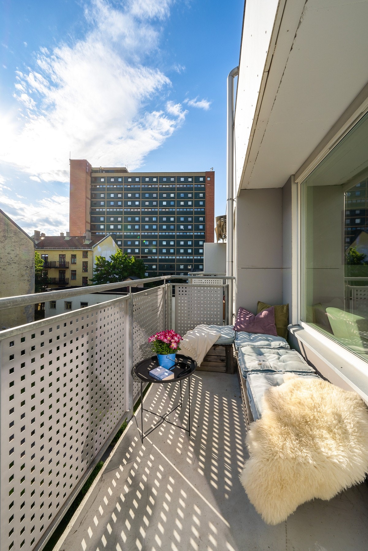 Balkongen er oppmålt til 6 kvm og vendt mot sydvest. Her får du gode solforhold og kan nyte mange timer med sol. Galleribilde