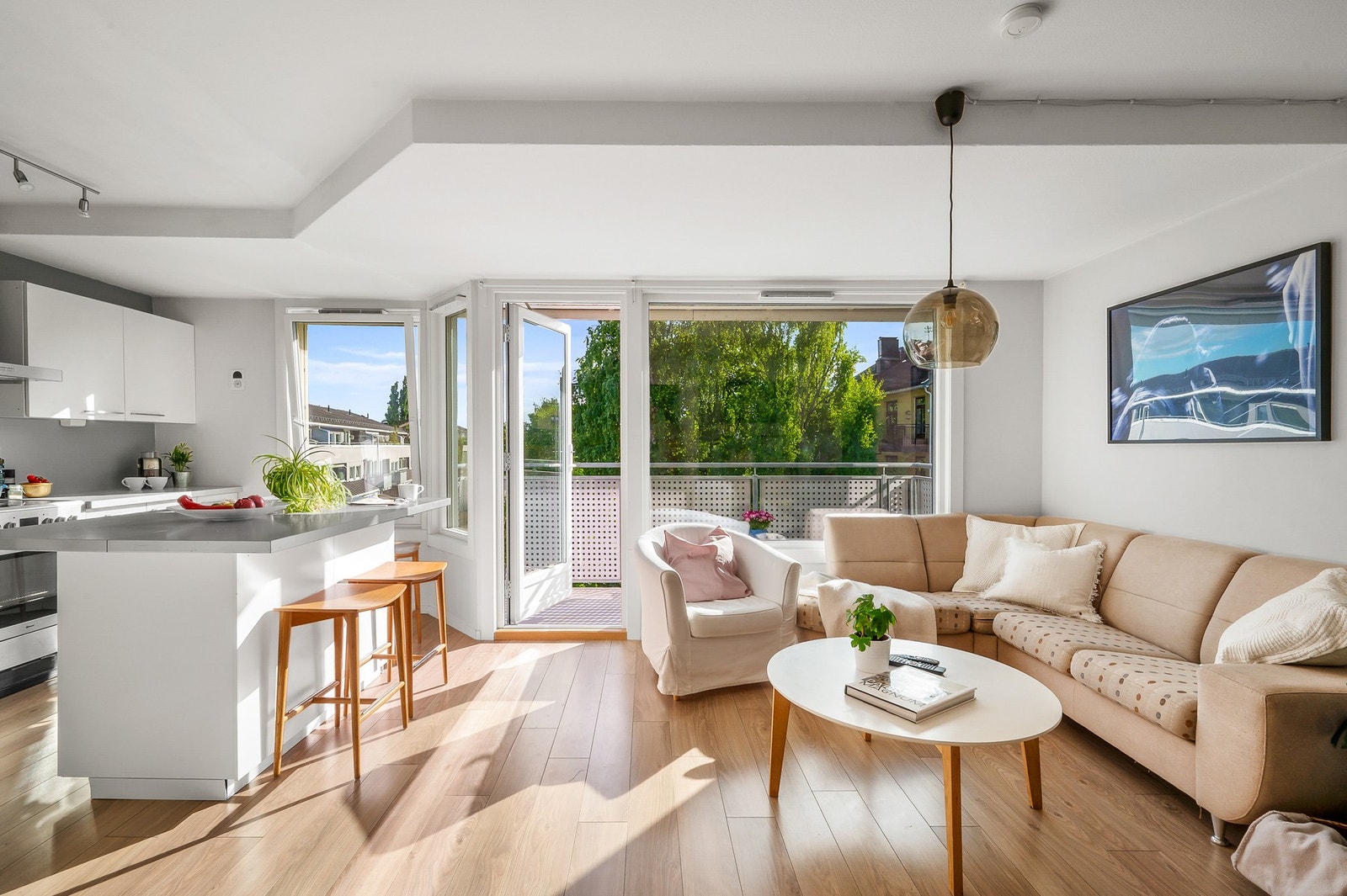 Leiligheten fikk nye vinduer og balkongdør montert i 2022/23. Fasader er oppgradert i 2010 og taket i 2012. Balkongen ble oppgradert samtidig som fasadene. Galleribilde