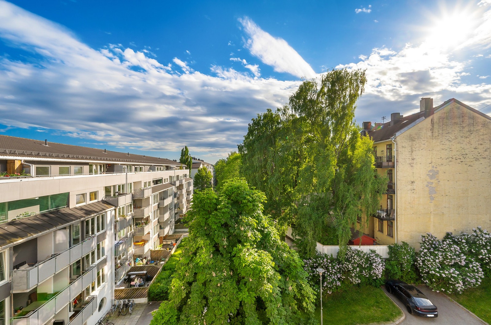 Hyggelig utsyn fra balkongen mot nærområdet. Galleribilde