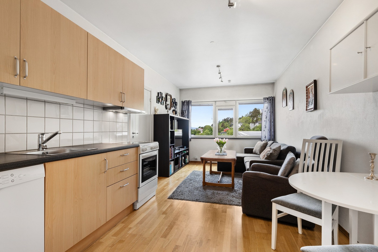 Lys stue med store vindusflater som slipper inn godt med naturlig lys Galleribilde