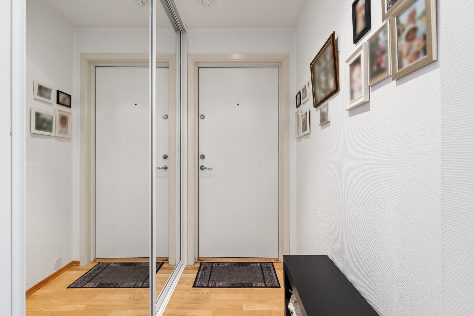 Også her er det montert en stor skyvedørsgarderobe med speilfronter for praktisk oppbevaring Galleribilde