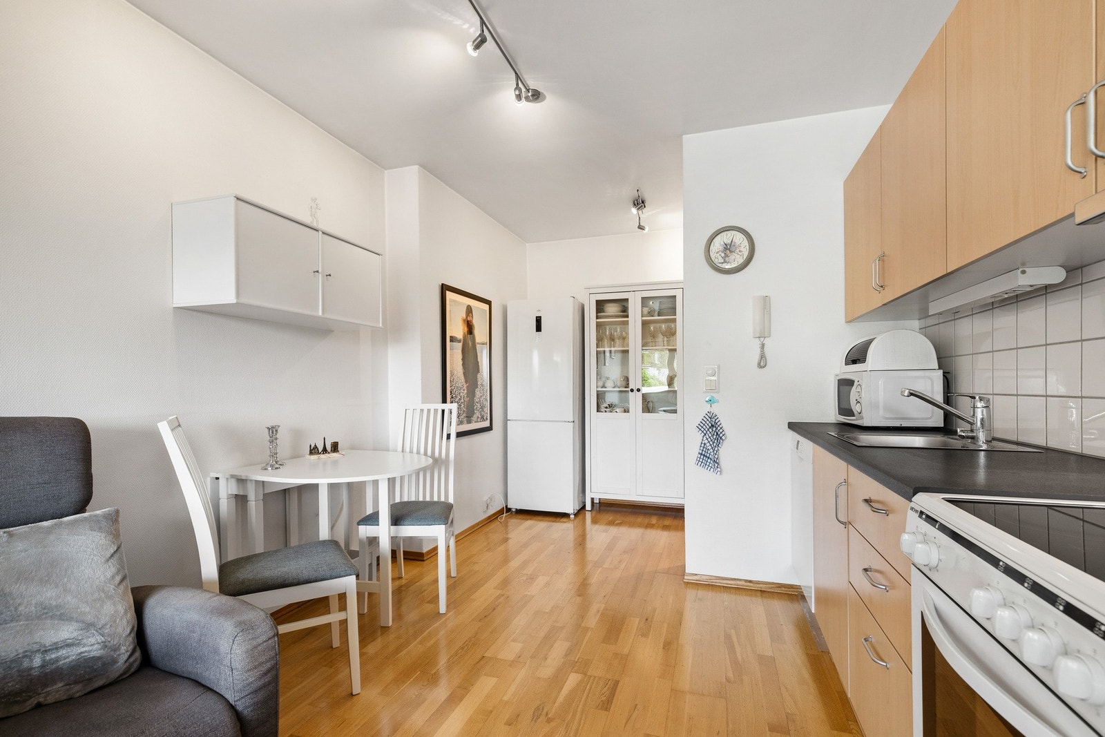 Det er fin plass til sofa, tv-møblement og spisebord Galleribilde