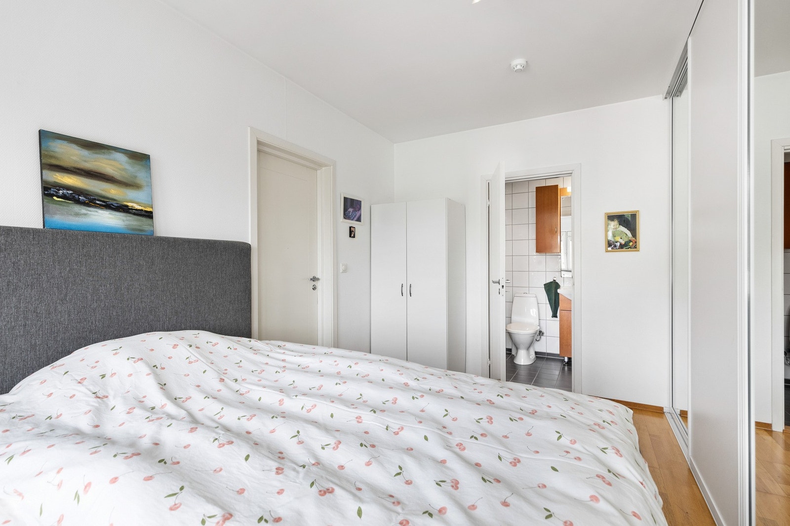 Fra soverommet er det direkte adkomst til bad Galleribilde