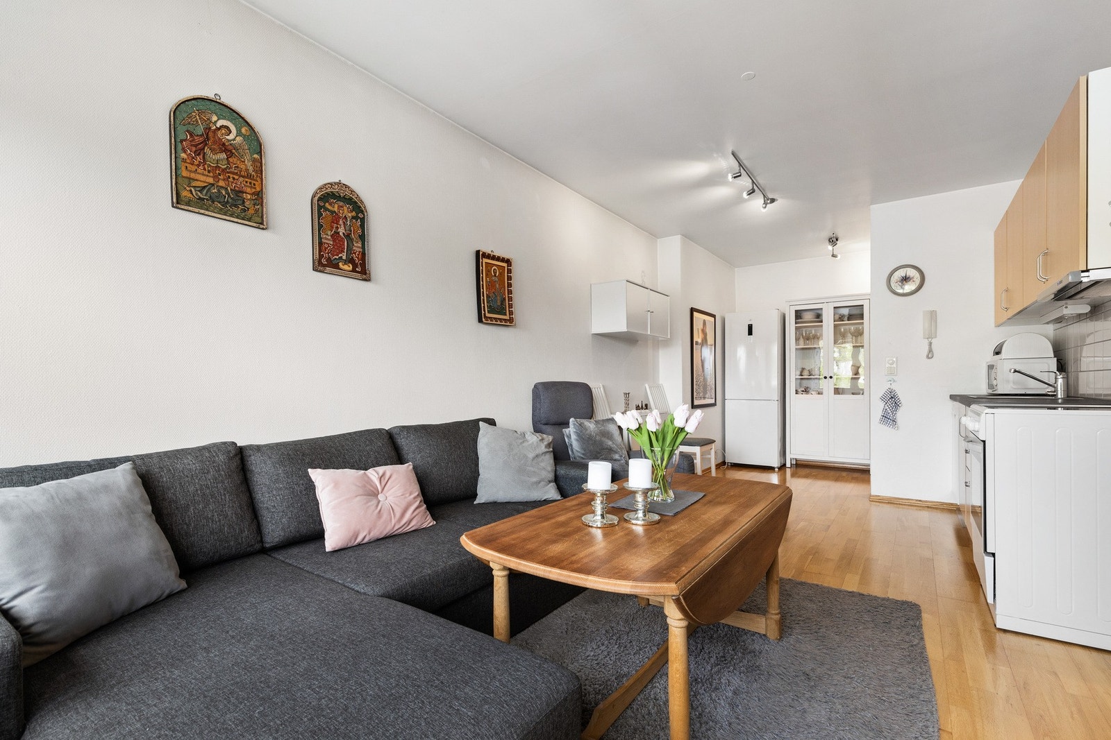 Rommet har parkett på gulv og malte, slette flater på vegger og i himling Galleribilde