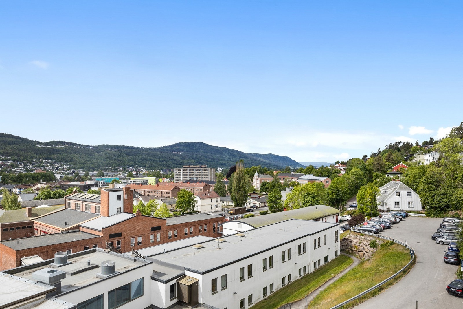 Boligen er vestvendt og har fin utsikt fra både stue og soverom Galleribilde