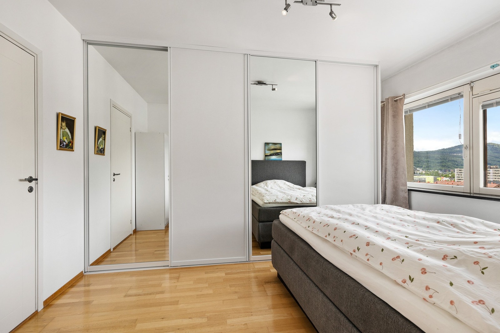 Det er god oppbevaringsplass i stor skyvedørsgarderobe Galleribilde