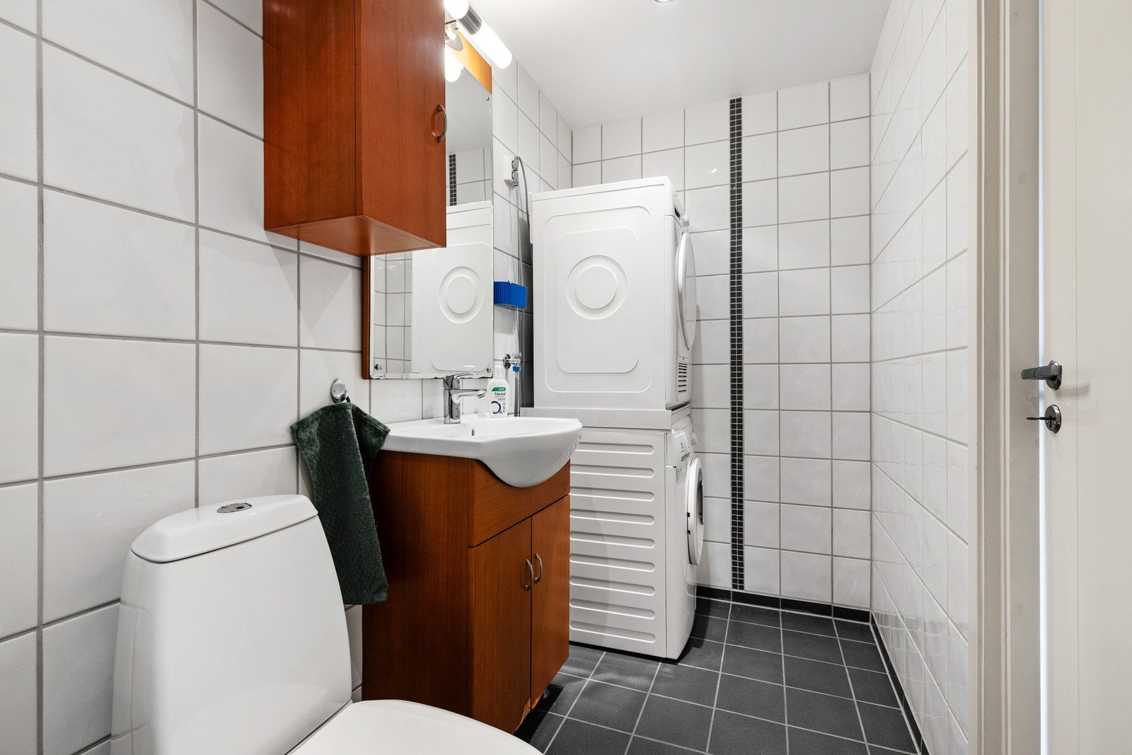 Helfliset bad med gulvvarme og opplegg for vaskemaskin og tørketrommel Galleribilde