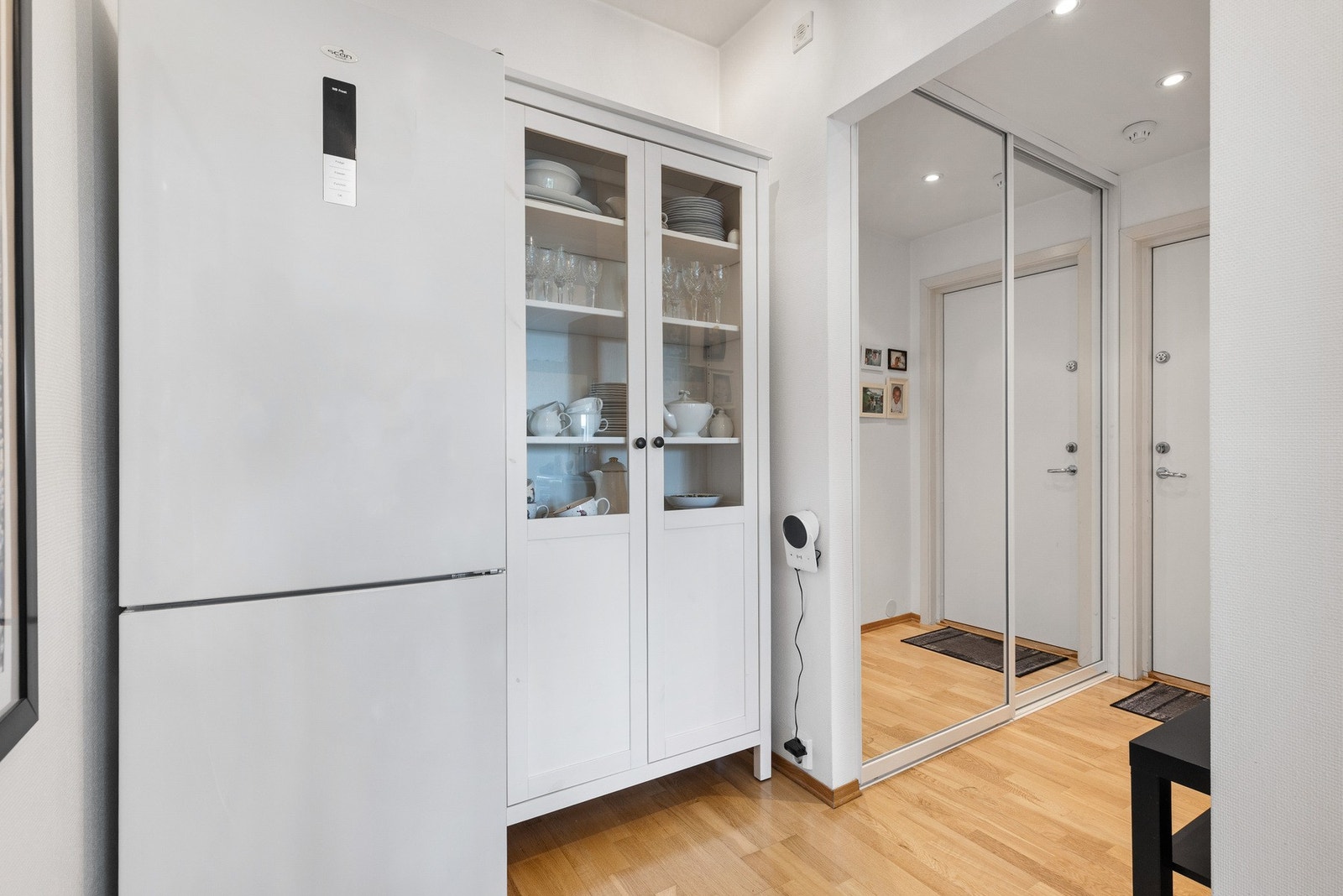 Entré med parkettgulv og slette vegger Galleribilde