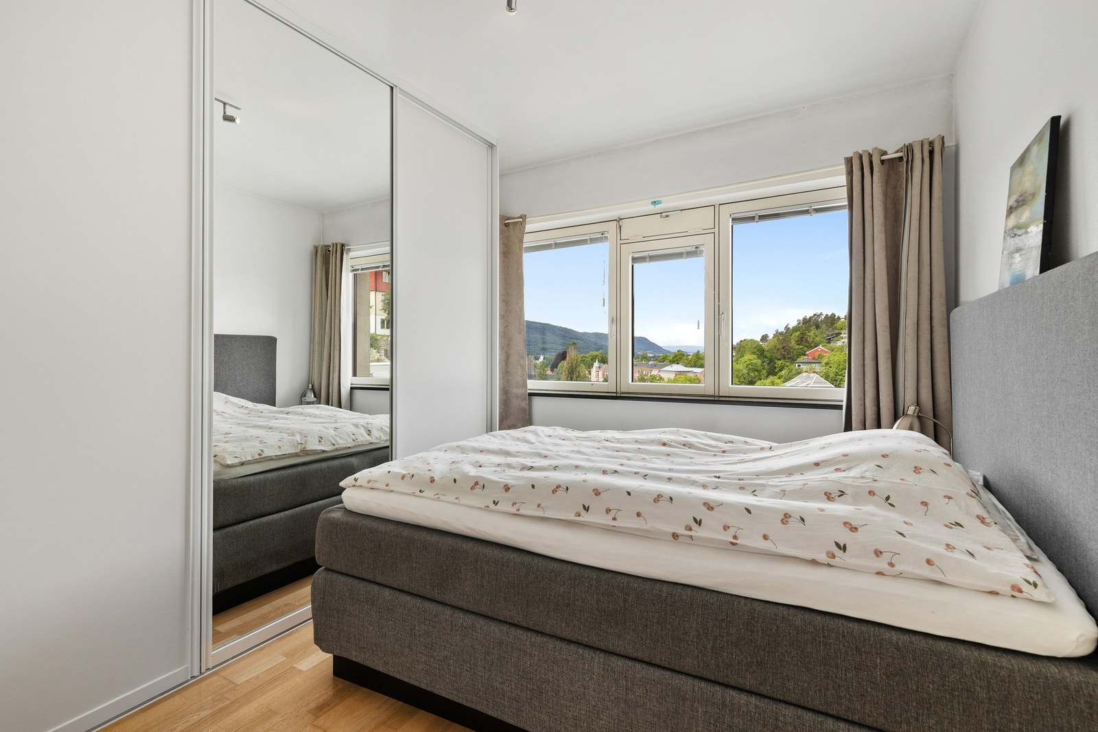 Romslig soverom med god plass til dobbeltseng og nattbord Galleribilde