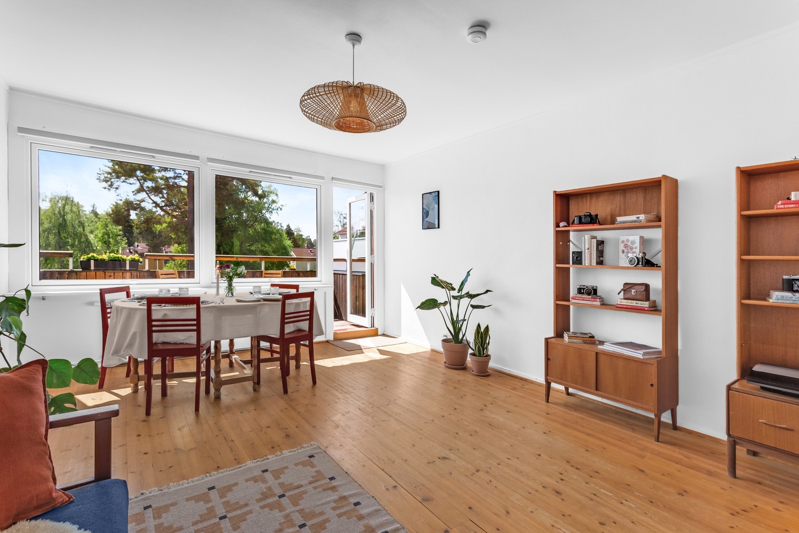 Romslig stue som lager naturlige soner for sofagruppe og spiseplass Galleribilde