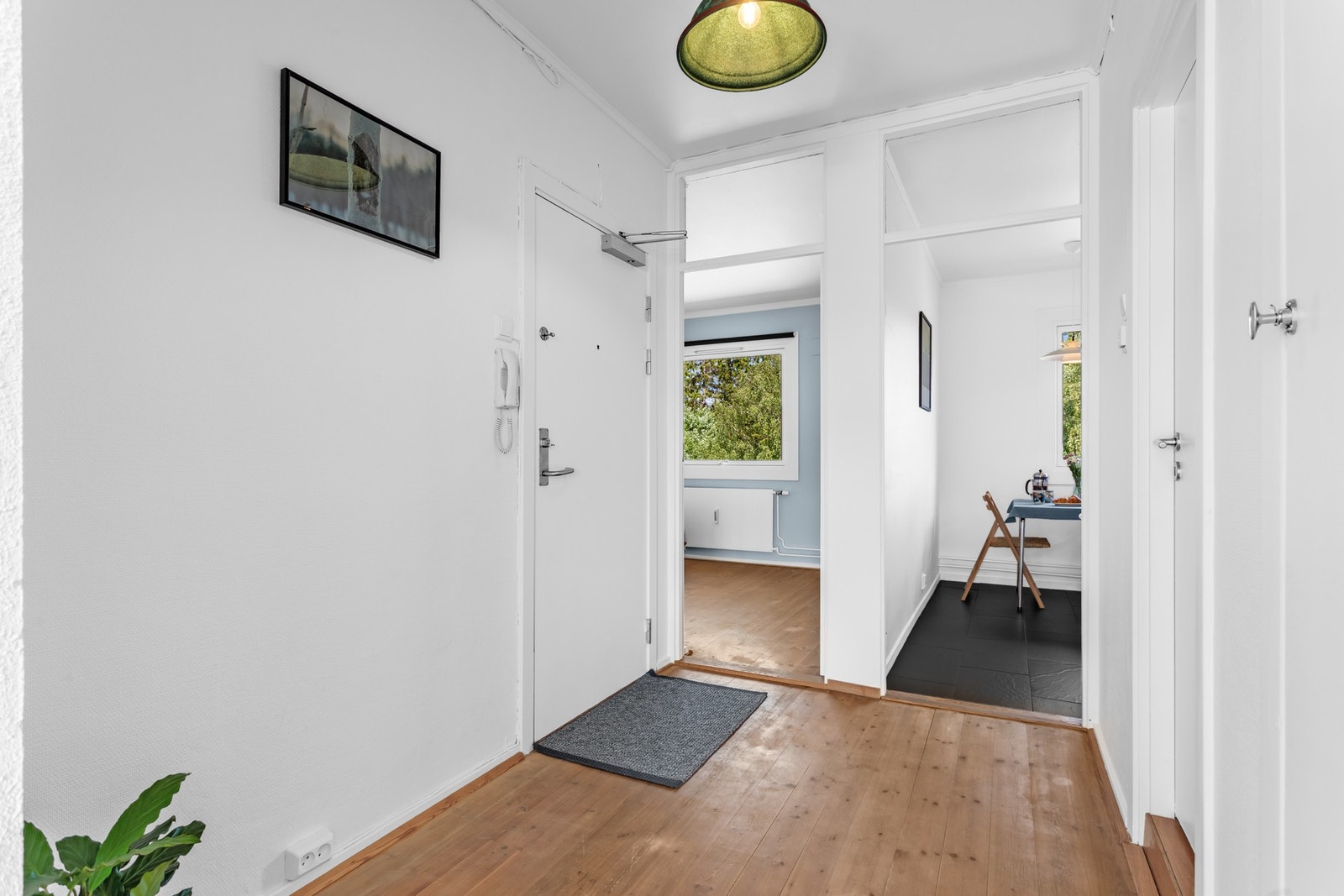 Leiligheten har en romslig entré med god plass for oppbevaring via oppheng. Galleribilde
