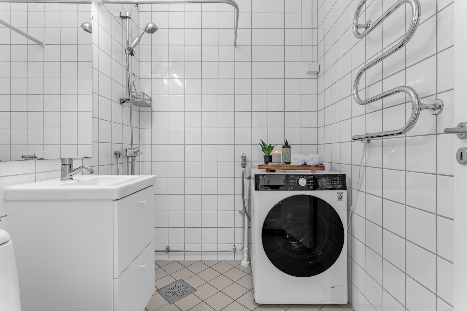 Dagens eier har oppgradert badet med nytt servantskap. Det er speil med lysarmatur over servanten og det er videre opplegg for vaskemaskin. Galleribilde
