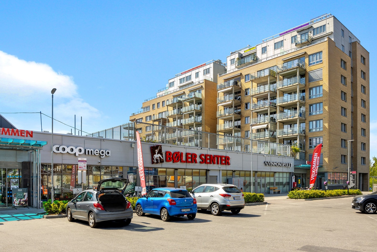 Bøler senter ligger en liten spasertur fra leiligheten og har blant annet blomsterbutikk, café, vinmonopol, coop mega apotek m.m Galleribilde