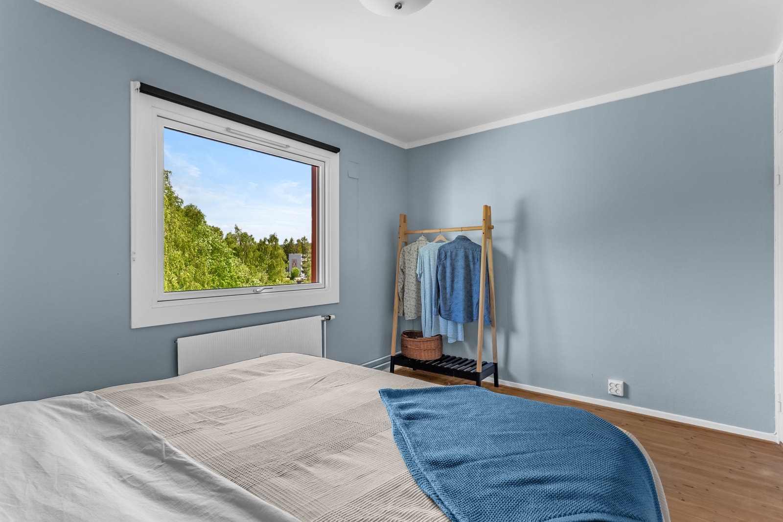 Det er god plass for garderobeløsninger eller skrivebord Galleribilde