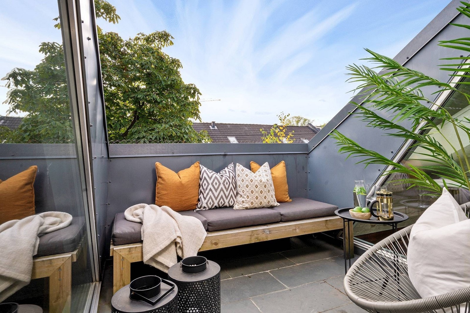 Flott balkong som ligger vendt mot stille bakgård. Galleribilde