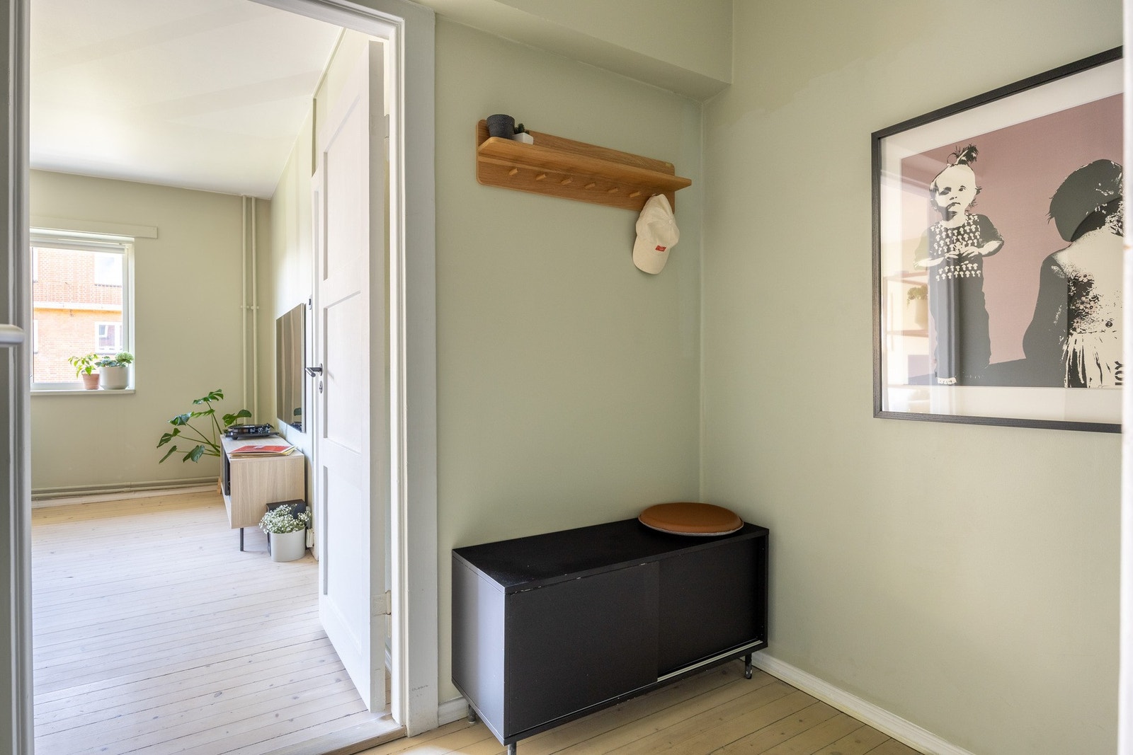 Lys og luftig entré med plass til både oppheng av yttertøy og oppbevaring av sko. Galleribilde