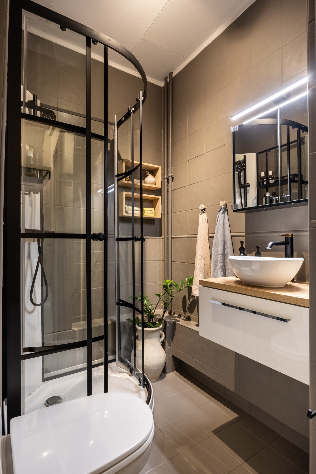 Badet ble oppgradert i 2023 med nytt servantskap, servant, dusjløsning og overflatebehandling av fliser. Galleribilde