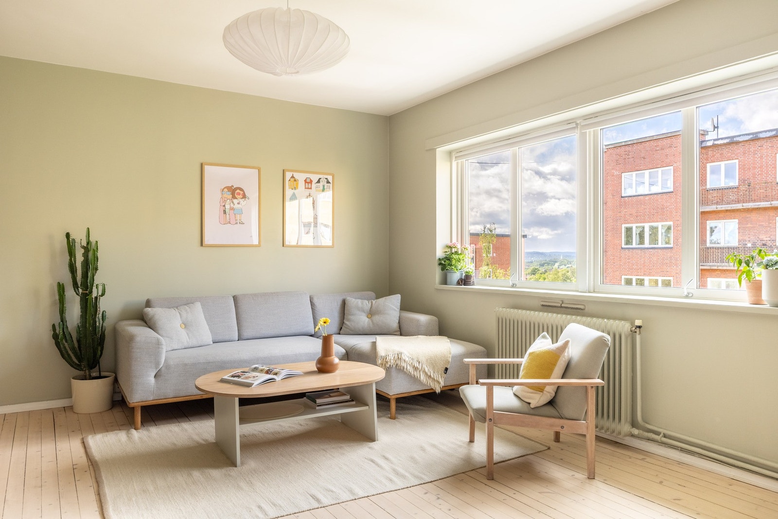 Hele leiligheten ble malt i lyse, harmoniske farger i 2021. Galleribilde