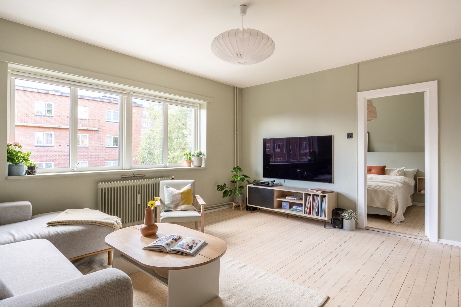 Leiligheten har store vindusflater (fra 2016) som slipper inn mye naturlig lys. Galleribilde