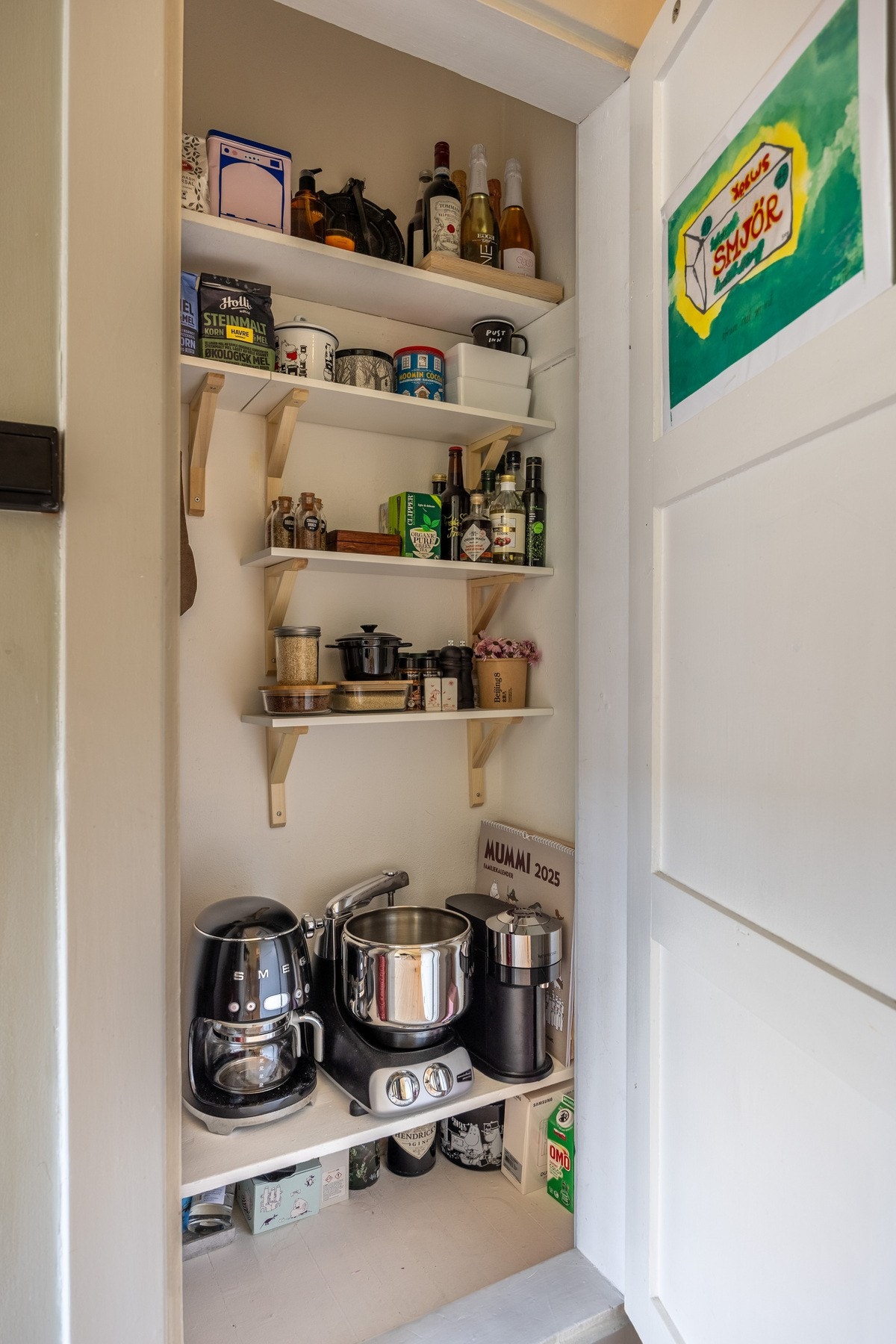 Innvendig bod med gode oppbevaringsmuligheter. Galleribilde