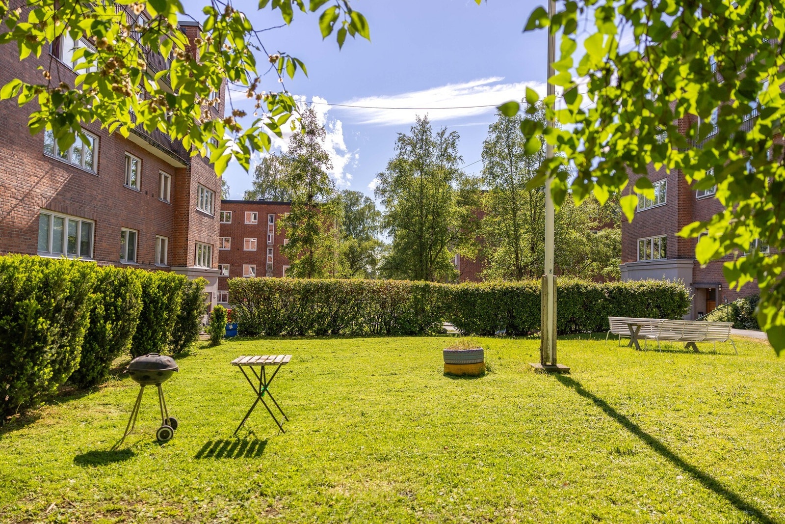 Felles hage som fungerer et grønt og sosialt samlingspunkt i sameiet. Galleribilde