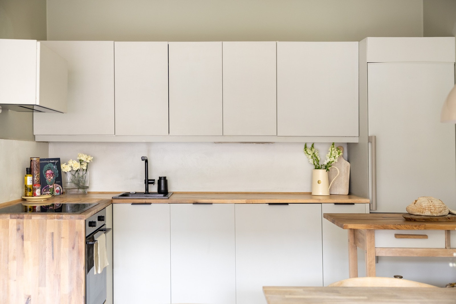 Kjøkkenet gir et stilrent utrykk, hvor man har godt med både skap- og benkeplass. Galleribilde