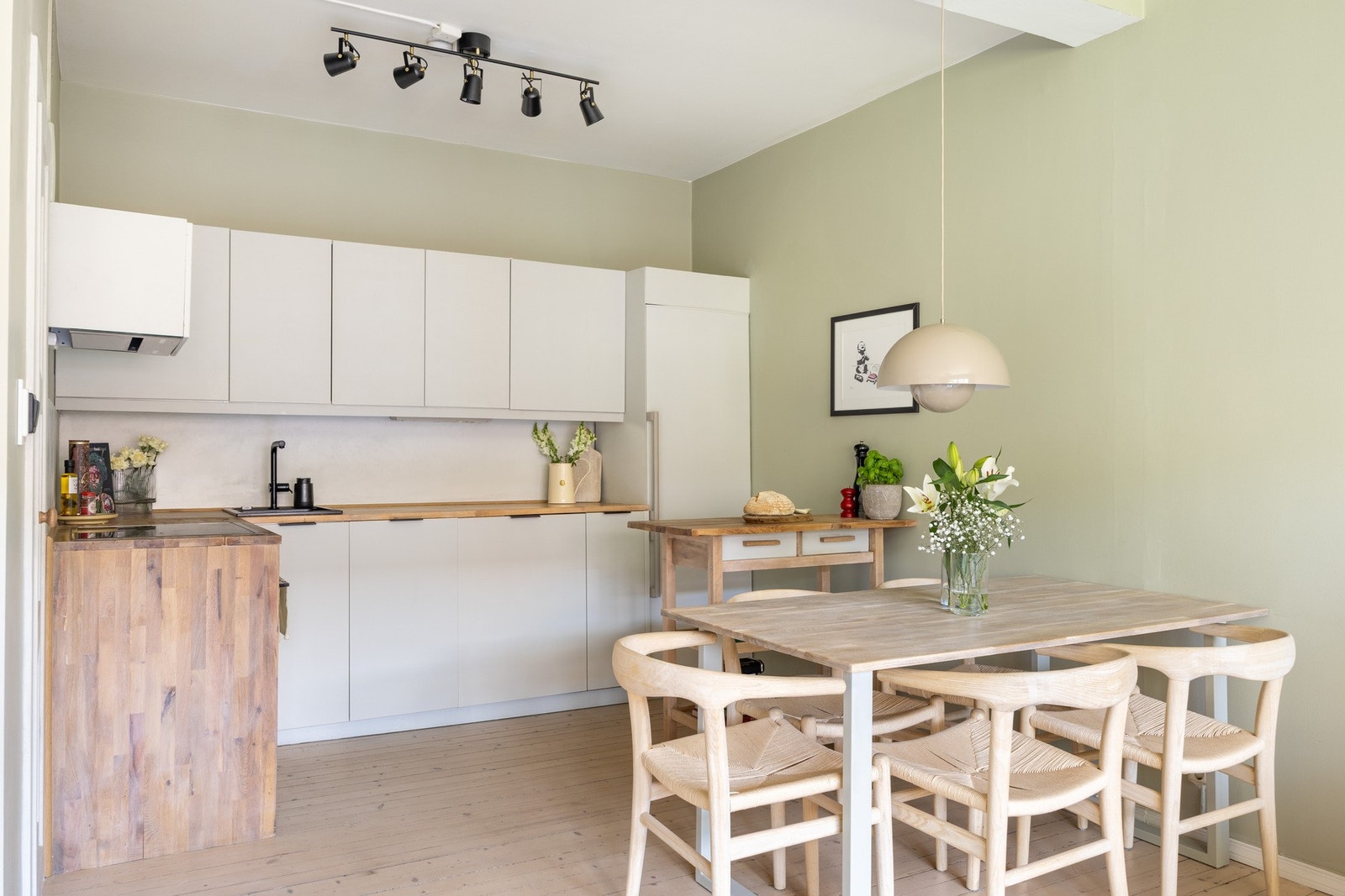 Praktisk planløsning med åpen kjøkkenløsning vendt mot stue. Galleribilde