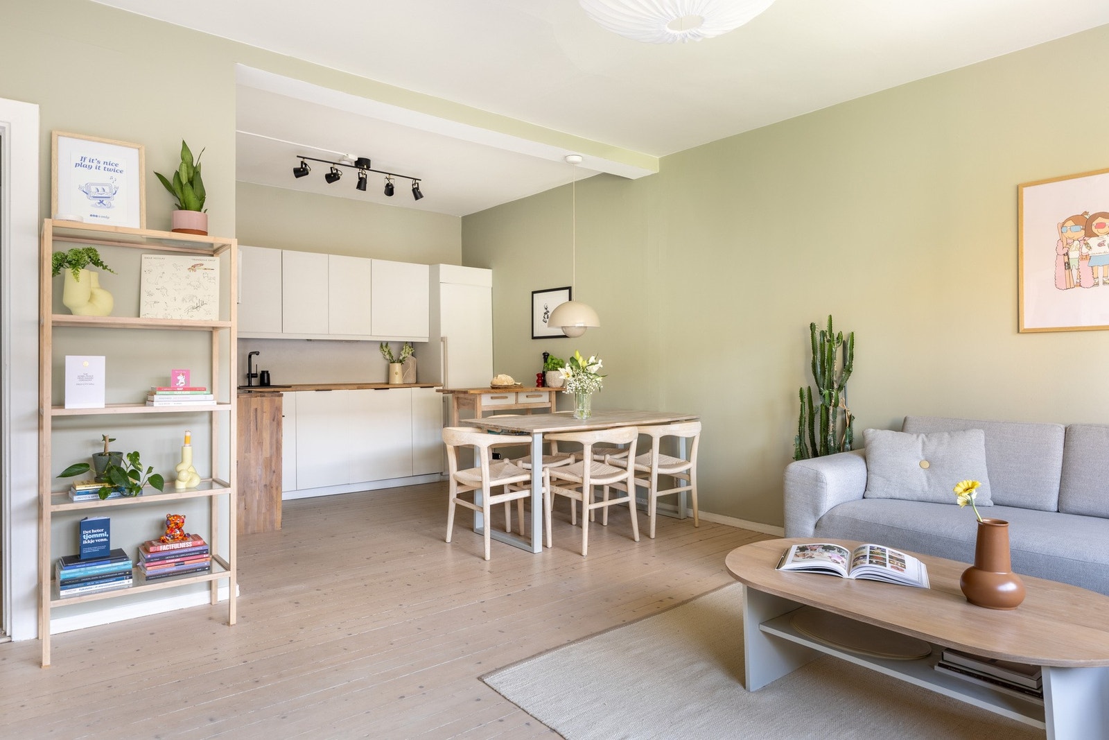 Ikea kjøkkeninnredning med glatte fronter fra 2023 med benkeplate av tre. Galleribilde