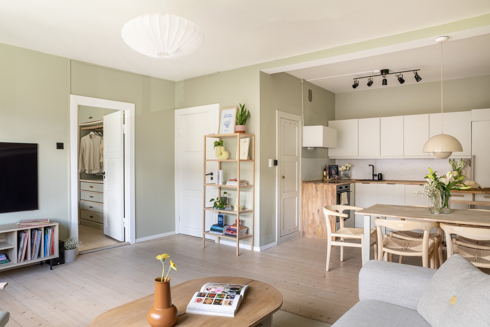 Innbydende 2-roms selveier med god standard, luftig planløsning og sentral beliggenhet. Galleribilde