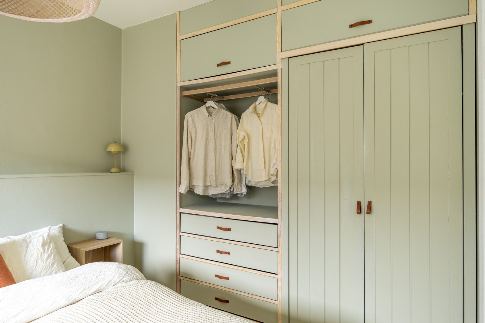 Soverommet har gode oppbevaringsmuligheter i skap. Galleribilde