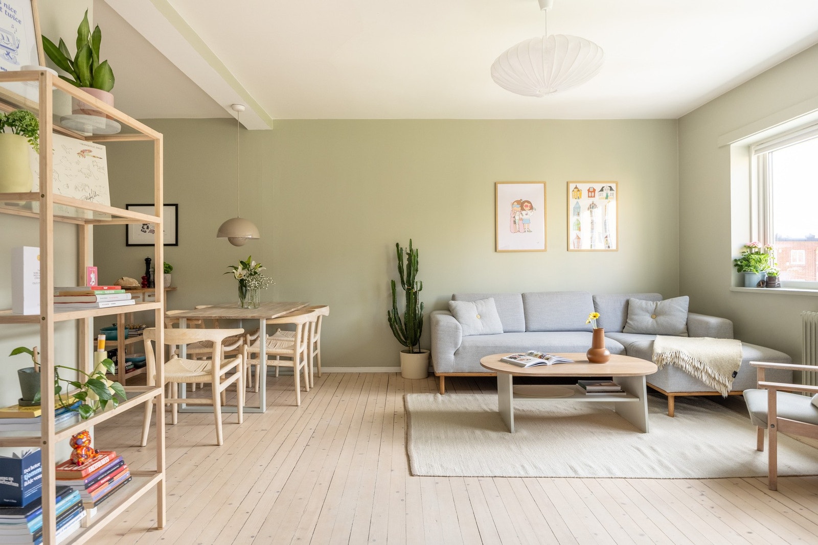 Planløsningen gir godt med plass til både hverdag og besøk. Galleribilde