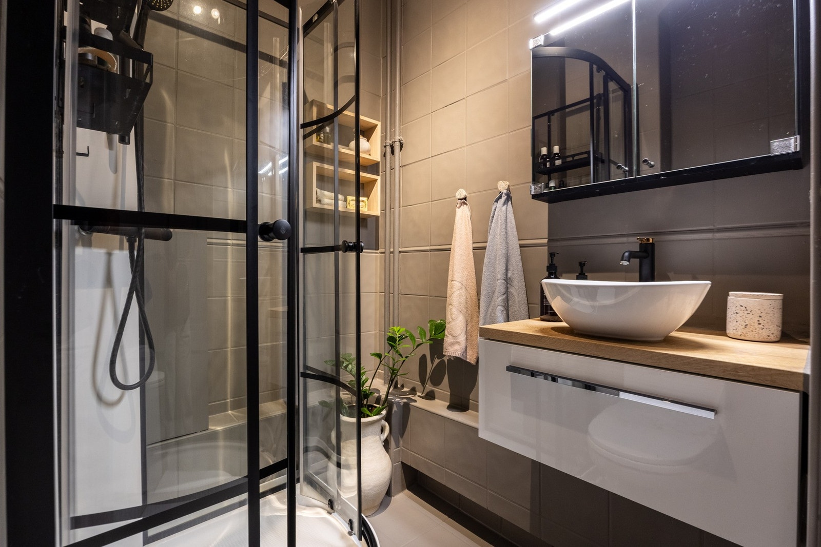 Pent baderom med flislagt gulv med varme og flislagte vegger. Galleribilde