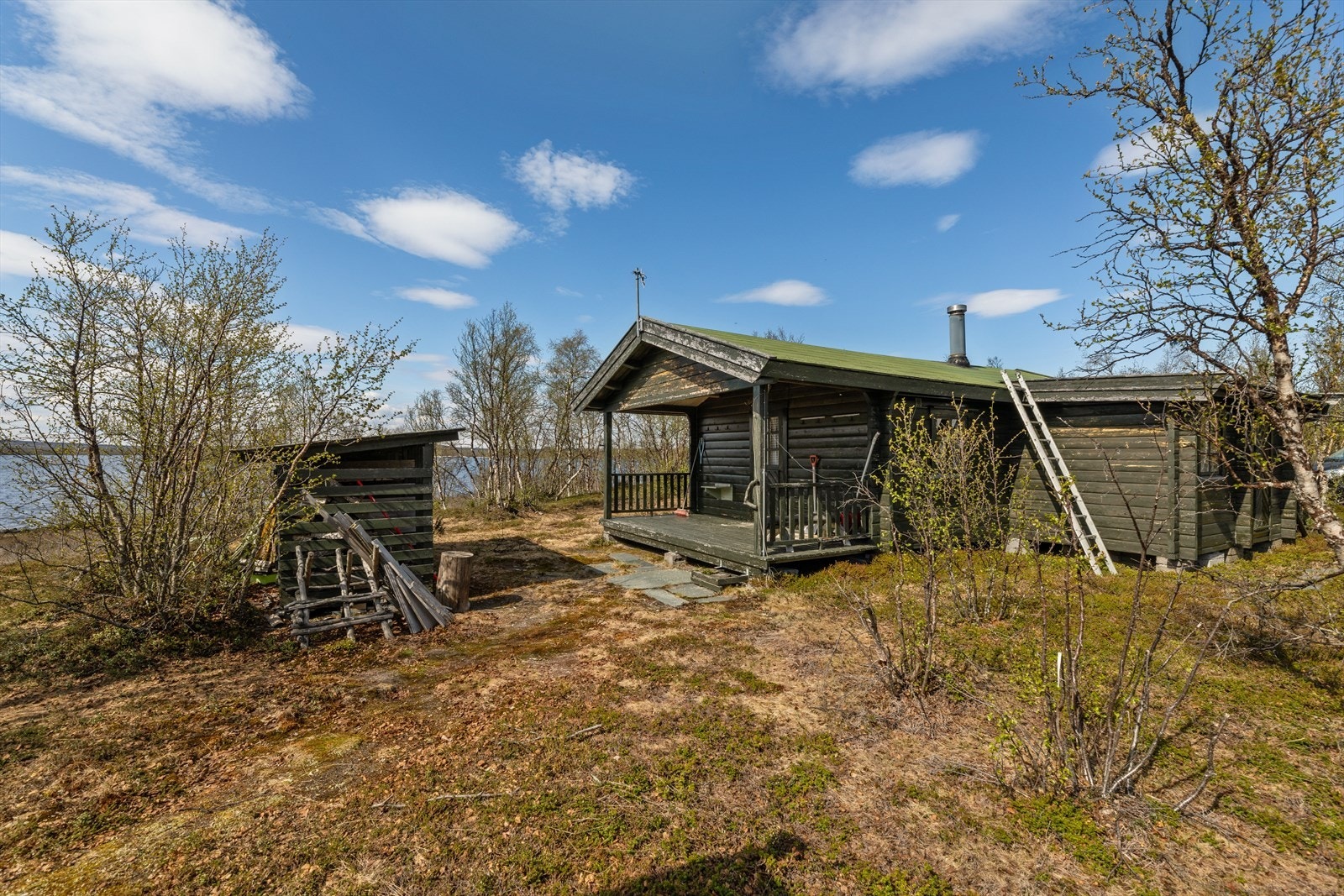 Hytta med vedskjul Galleribilde