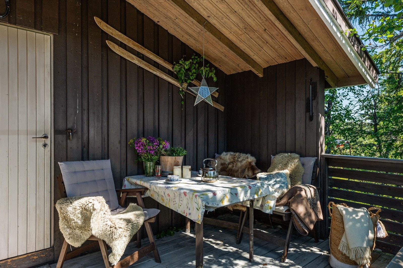 Her er det plass for utemøbler, bålpanne og grill for kos og hygge i sola. Galleribilde