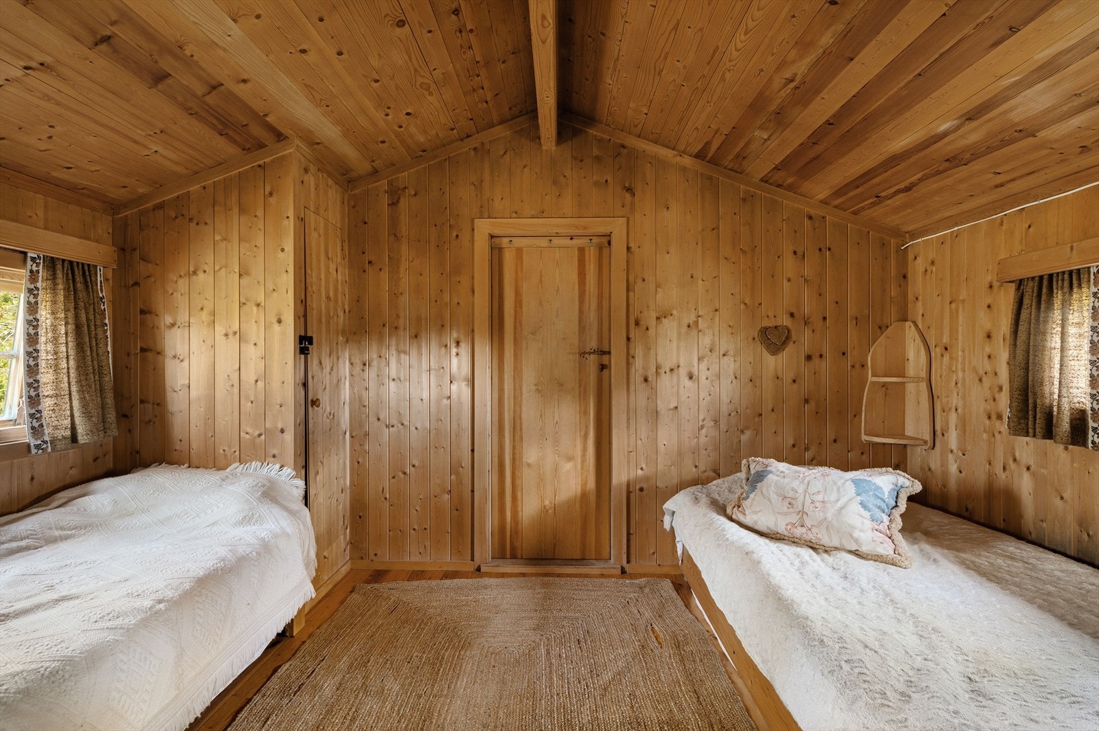 Det er plassbygd garderobe/bod i rommet samt dør inn til bodrom. Vinduer på hver side. Galleribilde