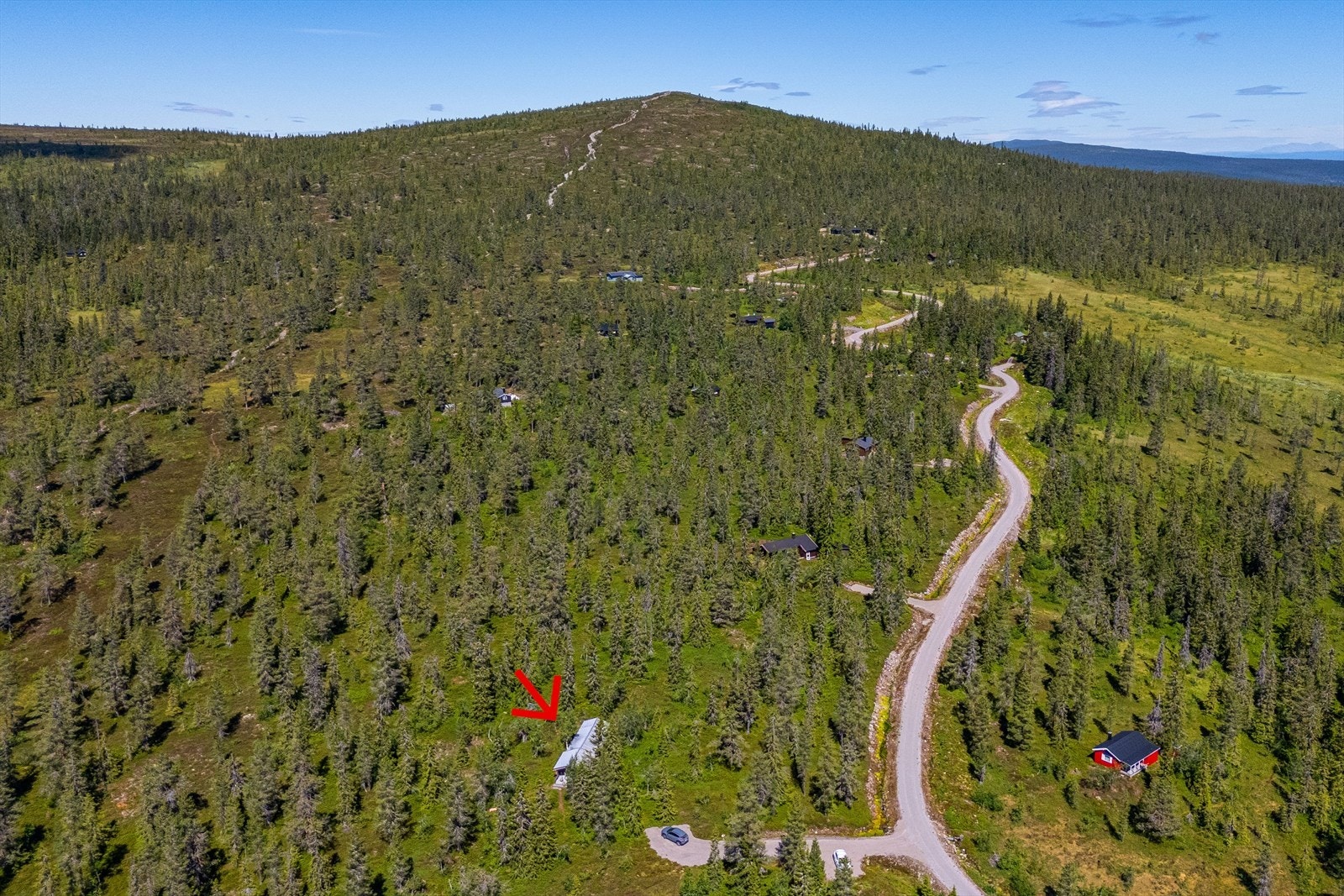 Hytta ligger i kort avstand fra skiløyper og turstier som bl.a. tar deg opp til populære Hemmellifjellet. Galleribilde