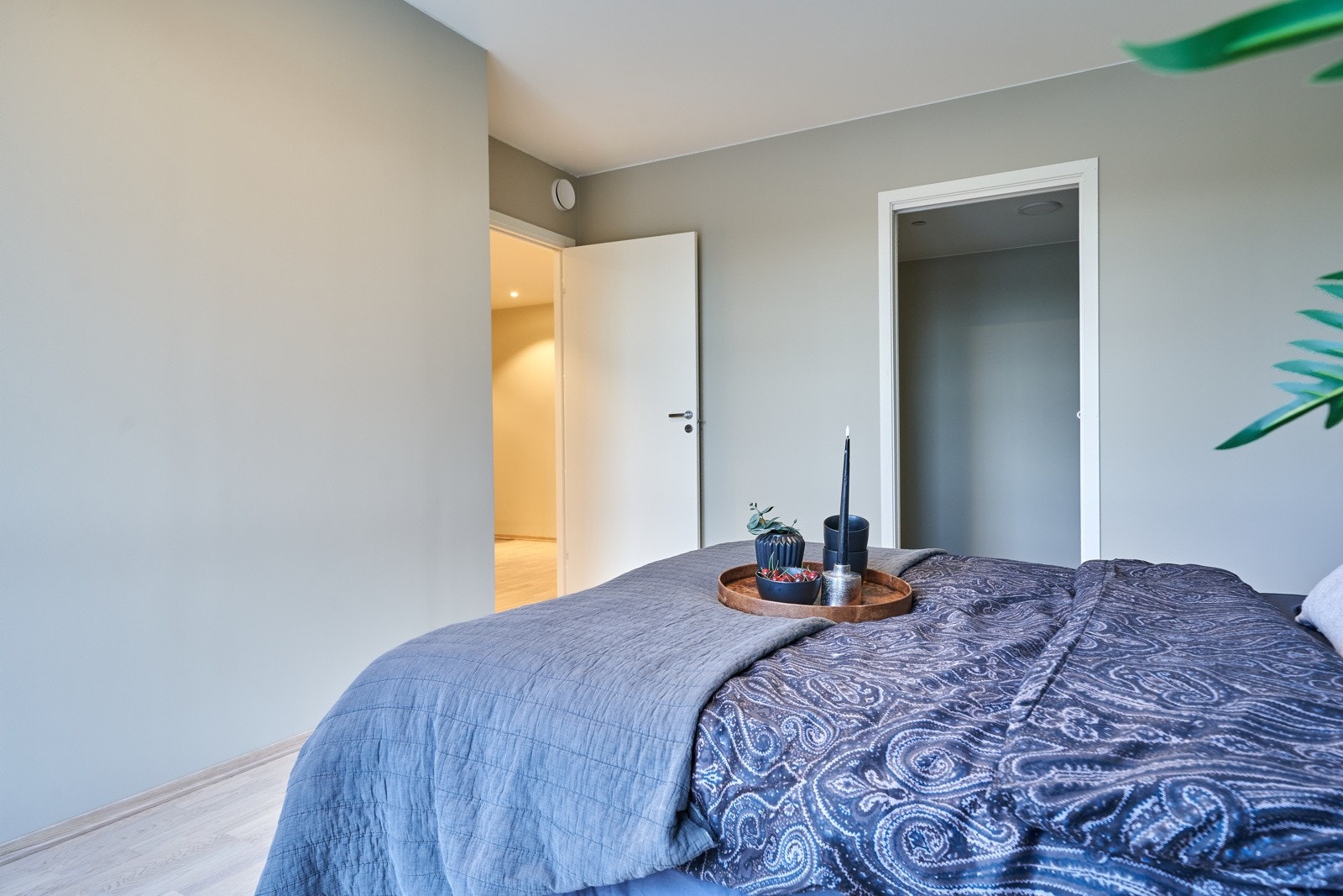 På hovedsoverom har man tilgang til bod/Walk-in-closet. Galleribilde