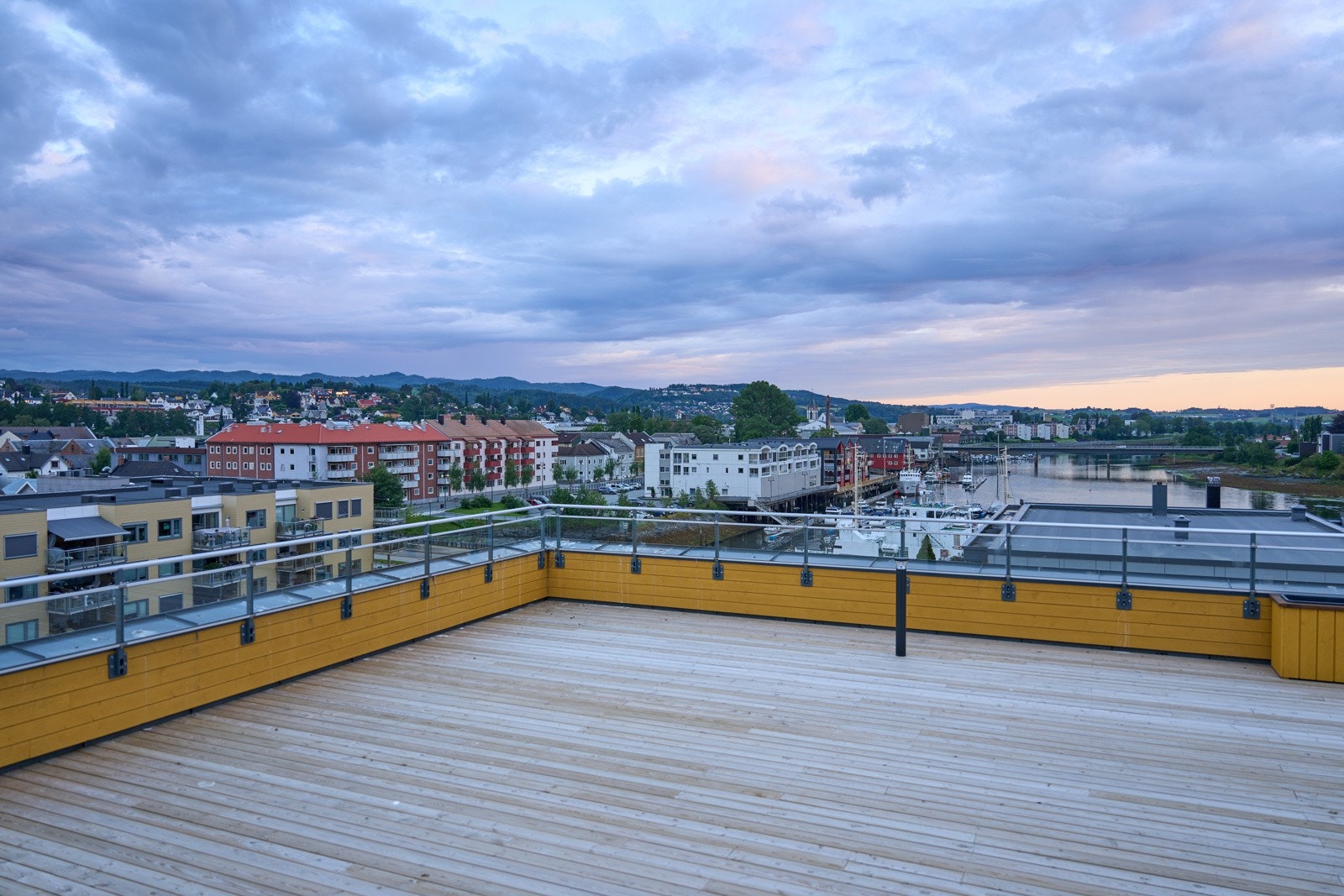 Borettslaget disponerer felles takterrasse i tillegg til felles beboelsesrom. Galleribilde