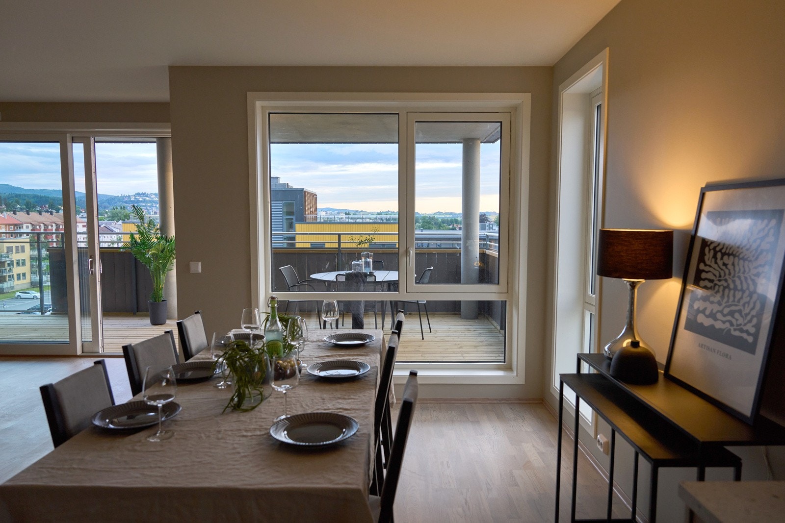 Fra stue har man utgang til utvidet veranda. Galleribilde